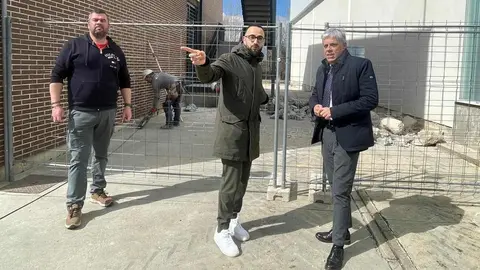 El delegado territorial de la Junta en León, Eduardo Diego, ha respondido a la invitación del alcalde de Onzonilla, Diego Lorenzana, y ha visitado el municipio para conocer de primera mano las necesidades del Ayuntamiento, así como las últimas mejoras acometidas con cargo a diferentes convocatorias de ayudas de la Junta de Castilla y León.