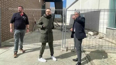 El delegado territorial de la Junta en León, Eduardo Diego, ha respondido a la invitación del alcalde de Onzonilla, Diego Lorenzana, y ha visitado el municipio para conocer de primera mano las necesidades del Ayuntamiento, así como las últimas mejoras acometidas con cargo a diferentes convocatorias de ayudas de la Junta de Castilla y León.
