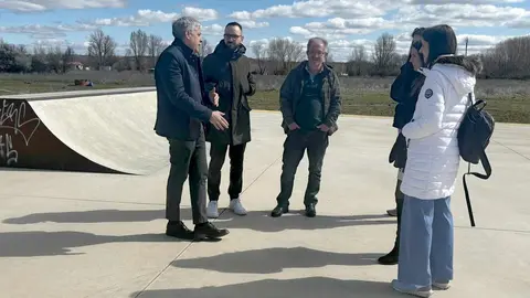 El delegado territorial de la Junta en León, Eduardo Diego, ha respondido a la invitación del alcalde de Onzonilla, Diego Lorenzana, y ha visitado el municipio para conocer de primera mano las necesidades del Ayuntamiento, así como las últimas mejoras acometidas con cargo a diferentes convocatorias de ayudas de la Junta de Castilla y León.