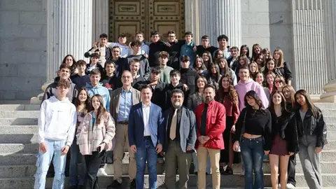 En el marco de las actividades conmemorativas de su 50 aniversario, el Instituto de Educación Secundaria (IES) Vadinia de Cistierna ha realizado esta mañana una visita institucional al Congreso de los Diputados. Esta iniciativa ha permitido al alumnado y profesorado del centro conocer de cerca el funcionamiento de una de las principales instituciones democráticas del país.