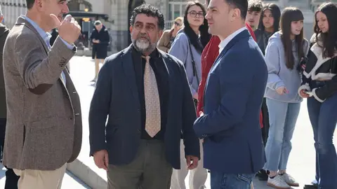 En el marco de las actividades conmemorativas de su 50 aniversario, el Instituto de Educación Secundaria (IES) Vadinia de Cistierna ha realizado esta mañana una visita institucional al Congreso de los Diputados. Esta iniciativa ha permitido al alumnado y profesorado del centro conocer de cerca el funcionamiento de una de las principales instituciones democráticas del país.