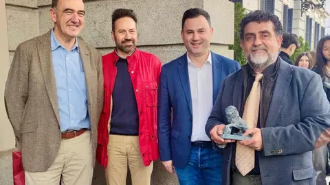 En el marco de las actividades conmemorativas de su 50 aniversario, el Instituto de Educación Secundaria (IES) Vadinia de Cistierna ha realizado esta mañana una visita institucional al Congreso de los Diputados. Esta iniciativa ha permitido al alumnado y profesorado del centro conocer de cerca el funcionamiento de una de las principales instituciones democráticas del país.