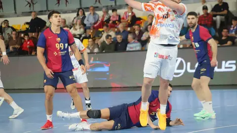 El equipo de Dani Gordo se exprime en la cancha de juego ante un cuadro, el blaugrana, que supo imponer su mayor potencial para llevarse la victoria. Fotos de Isaac Llamazares