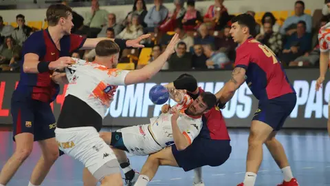 El equipo de Dani Gordo se exprime en la cancha de juego ante un cuadro, el blaugrana, que supo imponer su mayor potencial para llevarse la victoria. Fotos de Isaac Llamazares