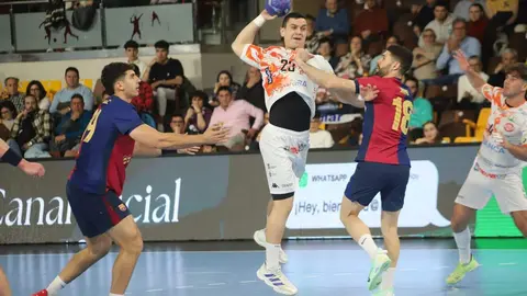 El equipo de Dani Gordo se exprime en la cancha de juego ante un cuadro, el blaugrana, que supo imponer su mayor potencial para llevarse la victoria. Fotos de Isaac Llamazares