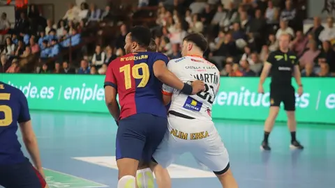 El equipo de Dani Gordo se exprime en la cancha de juego ante un cuadro, el blaugrana, que supo imponer su mayor potencial para llevarse la victoria. Fotos de Isaac Llamazares