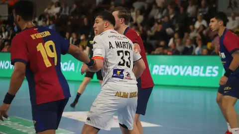 El equipo de Dani Gordo se exprime en la cancha de juego ante un cuadro, el blaugrana, que supo imponer su mayor potencial para llevarse la victoria. Fotos de Isaac Llamazares
