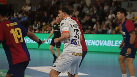 El equipo de Dani Gordo se exprime en la cancha de juego ante un cuadro, el blaugrana, que supo imponer su mayor potencial para llevarse la victoria. Fotos de Isaac Llamazares