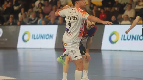 El equipo de Dani Gordo se exprime en la cancha de juego ante un cuadro, el blaugrana, que supo imponer su mayor potencial para llevarse la victoria. Fotos de Isaac Llamazares