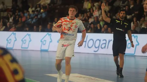 El equipo de Dani Gordo se exprime en la cancha de juego ante un cuadro, el blaugrana, que supo imponer su mayor potencial para llevarse la victoria. Fotos de Isaac Llamazares