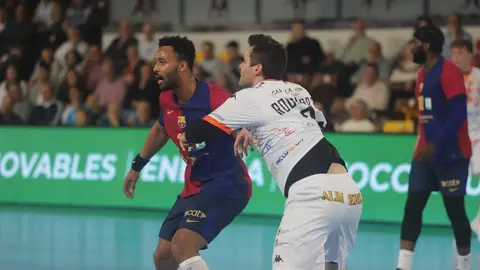 El equipo de Dani Gordo se exprime en la cancha de juego ante un cuadro, el blaugrana, que supo imponer su mayor potencial para llevarse la victoria. Fotos de Isaac Llamazares
