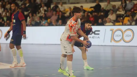 El equipo de Dani Gordo se exprime en la cancha de juego ante un cuadro, el blaugrana, que supo imponer su mayor potencial para llevarse la victoria. Fotos de Isaac Llamazares
