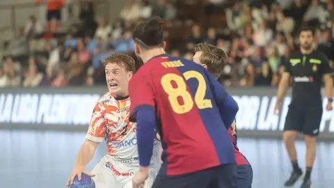 El equipo de Dani Gordo se exprime en la cancha de juego ante un cuadro, el blaugrana, que supo imponer su mayor potencial para llevarse la victoria. Fotos de Isaac Llamazares