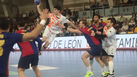 El equipo de Dani Gordo se exprime en la cancha de juego ante un cuadro, el blaugrana, que supo imponer su mayor potencial para llevarse la victoria. Fotos de Isaac Llamazares