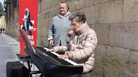 Piano abierto en la Plaza San Marcelo como actividad del ciclo ‘Piano Lontano’.