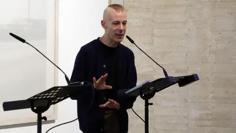 El martes 1 de abril se cumplen 20 años desde que el Museo de Arte Contemporáneo abrió sus puertas y para celebrarlo el centro abre al público dos nuevas exposiciones de su colección, ‘Así como suceden las cosas, también nada sucede’ y ‘Autorretratos a través de la historia del arte’, además de ofrecer una programación especial de actividades -entre 29 de marzo y el 6 de abril- con una conferencia y visitas guiadas para todos los públicos. Foto: Peio García
