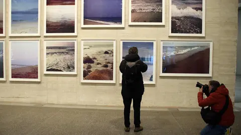El martes 1 de abril se cumplen 20 años desde que el Museo de Arte Contemporáneo abrió sus puertas y para celebrarlo el centro abre al público dos nuevas exposiciones de su colección, ‘Así como suceden las cosas, también nada sucede’ y ‘Autorretratos a través de la historia del arte’, además de ofrecer una programación especial de actividades -entre 29 de marzo y el 6 de abril- con una conferencia y visitas guiadas para todos los públicos. Foto: Peio García