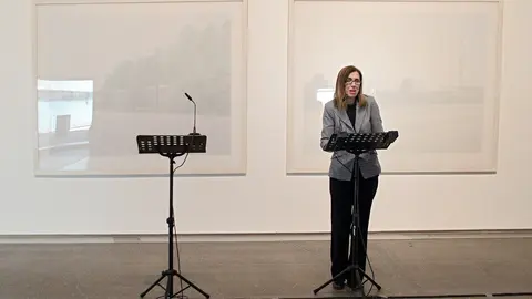 El martes 1 de abril se cumplen 20 años desde que el Museo de Arte Contemporáneo abrió sus puertas y para celebrarlo el centro abre al público dos nuevas exposiciones de su colección, ‘Así como suceden las cosas, también nada sucede’ y ‘Autorretratos a través de la historia del arte’, además de ofrecer una programación especial de actividades -entre 29 de marzo y el 6 de abril- con una conferencia y visitas guiadas para todos los públicos. Foto: Peio García