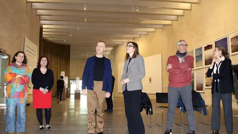 El martes 1 de abril se cumplen 20 años desde que el Museo de Arte Contemporáneo abrió sus puertas y para celebrarlo el centro abre al público dos nuevas exposiciones de su colección, ‘Así como suceden las cosas, también nada sucede’ y ‘Autorretratos a través de la historia del arte’, además de ofrecer una programación especial de actividades -entre 29 de marzo y el 6 de abril- con una conferencia y visitas guiadas para todos los públicos. Foto: Peio García