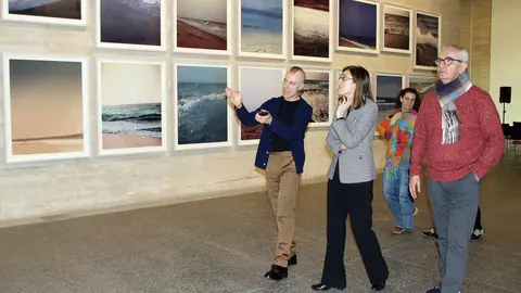 El martes 1 de abril se cumplen 20 años desde que el Museo de Arte Contemporáneo abrió sus puertas y para celebrarlo el centro abre al público dos nuevas exposiciones de su colección, ‘Así como suceden las cosas, también nada sucede’ y ‘Autorretratos a través de la historia del arte’, además de ofrecer una programación especial de actividades -entre 29 de marzo y el 6 de abril- con una conferencia y visitas guiadas para todos los públicos. Foto: Peio García