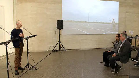 El martes 1 de abril se cumplen 20 años desde que el Museo de Arte Contemporáneo abrió sus puertas y para celebrarlo el centro abre al público dos nuevas exposiciones de su colección, ‘Así como suceden las cosas, también nada sucede’ y ‘Autorretratos a través de la historia del arte’, además de ofrecer una programación especial de actividades -entre 29 de marzo y el 6 de abril- con una conferencia y visitas guiadas para todos los públicos. Foto: Peio García
