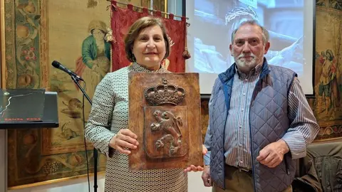 Enrique Morán regaló a la Casa de León en Madrid una magnifica talla que representa el escudo de León.