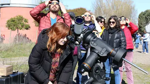 La Asociación de Astronomía de León organiza una observación pública del eclipse parcial de Sol. Foto: Peio García.