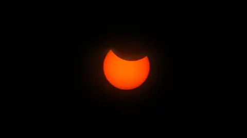 La Asociación de Astronomía de León organiza una observación pública del eclipse parcial de Sol. Foto: Peio García.
