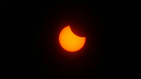 La Asociación de Astronomía de León organiza una observación pública del eclipse parcial de Sol. Foto: Peio García.