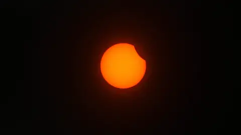 La Asociación de Astronomía de León organiza una observación pública del eclipse parcial de Sol. Foto: Peio García.