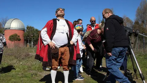 La Asociación de Astronomía de León organiza una observación pública del eclipse parcial de Sol. Foto: Peio García.