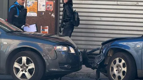 Choque frontal entre dos turismos en Alcalde Miguel Castaño.
