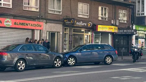 Choque frontal entre dos turismos en Alcalde Miguel Castaño.