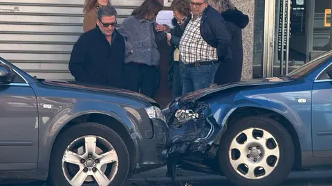 Choque frontal entre dos turismos en Alcalde Miguel Castaño.