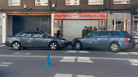 Choque frontal entre dos turismos en Alcalde Miguel Castaño.