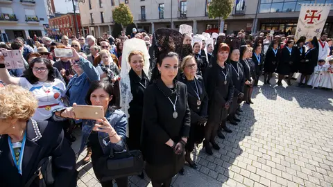 Público durante la procesión de Resurrección de la Semana Santa de Ponferrada. Foto: César Sánchez.