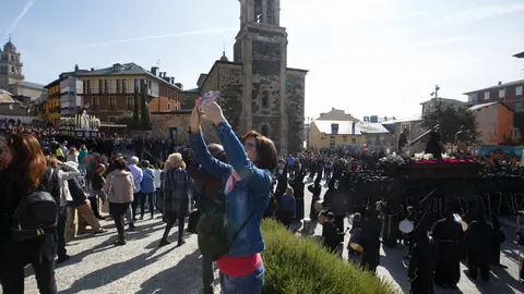 Turistas durante una de las procesiones de la Semana Santa de Ponferrada. Foto: César Sánchez.