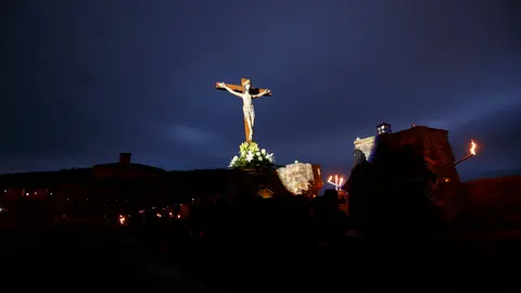 Viacrucis Penitencial en el Castillo de los Templarios de la Semana Santa de Ponferrada. Foto: César Sánchez.