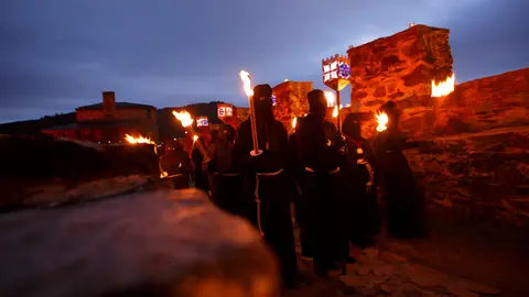 Viacrucis Penitencial en el Castillo de los Templarios de la Semana Santa de Ponferrada. Foto: César Sánchez.
