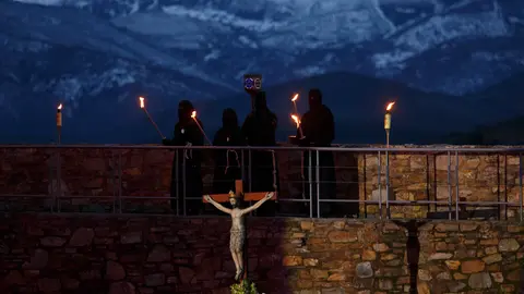 Viacrucis Penitencial en el Castillo de los Templarios de la Semana Santa de Ponferrada. Foto: César Sánchez.
