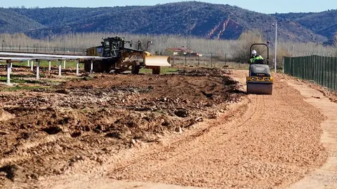 La consejera de Agricultura, Ganadería y Desarrollo Rural, María González Corral, visita las obras de modernización del regadío en Llamas de la Ribera. Foto: Campillo.