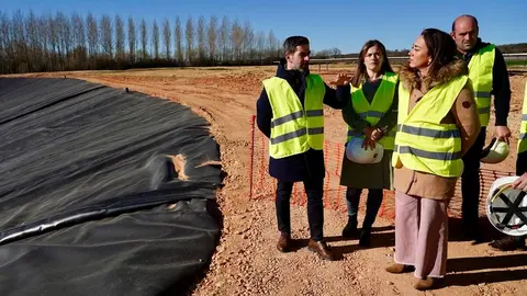 La consejera de Agricultura, Ganadería y Desarrollo Rural, María González Corral, visita las obras de modernización del regadío en Llamas de la Ribera. Foto: Campillo.