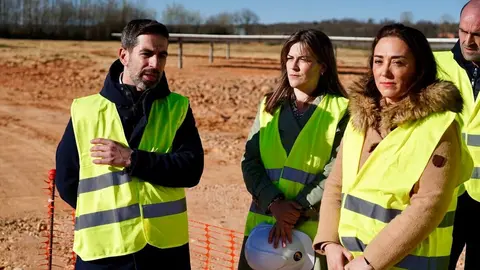La consejera de Agricultura, Ganadería y Desarrollo Rural, María González Corral, visita las obras de modernización del regadío en Llamas de la Ribera. Foto: Campillo.