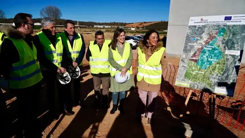 La consejera de Agricultura, Ganadería y Desarrollo Rural, María González Corral, visita las obras de modernización del regadío en Llamas de la Ribera. Foto: Campillo.