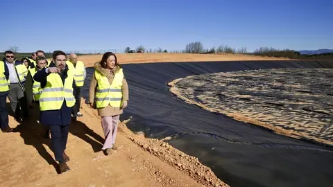La consejera de Agricultura, Ganadería y Desarrollo Rural, María González Corral, visita las obras de modernización del regadío en Llamas de la Ribera. Foto: Campillo.