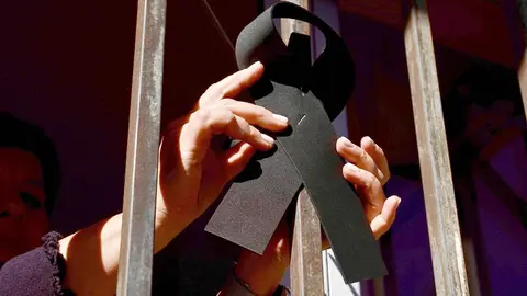 El dolor es palpable en cada rincón de la localidad. En bares, plazas y calles, el sentimiento es el mismo: incredulidad, tristeza y rabia ante un destino que muchos creían superado tras el cierre progresivo de las explotaciones mineras en León y Asturias. Fotos: Campillo