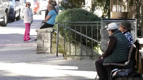 El dolor es palpable en cada rincón de la localidad. En bares, plazas y calles, el sentimiento es el mismo: incredulidad, tristeza y rabia ante un destino que muchos creían superado tras el cierre progresivo de las explotaciones mineras en León y Asturias. Fotos: Campillo
