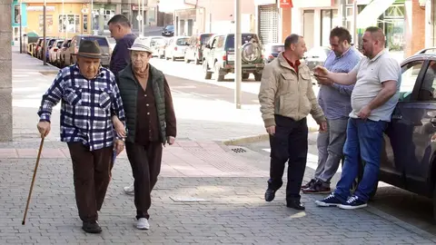 El dolor es palpable en cada rincón de la localidad. En bares, plazas y calles, el sentimiento es el mismo: incredulidad, tristeza y rabia ante un destino que muchos creían superado tras el cierre progresivo de las explotaciones mineras en León y Asturias. Fotos: Campillo