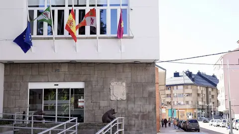 El dolor es palpable en cada rincón de la localidad. En bares, plazas y calles, el sentimiento es el mismo: incredulidad, tristeza y rabia ante un destino que muchos creían superado tras el cierre progresivo de las explotaciones mineras en León y Asturias. Fotos: Campillo
