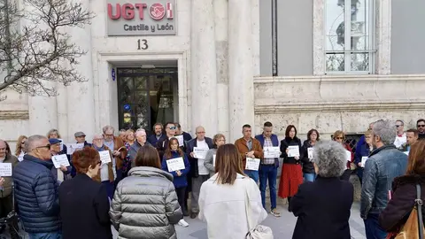 UGT convoca una parada de cinco minutos en recuerdo de los cinco mineros leoneses fallecidos en una mina en Asturias y se suma a los dos días de luto decretados por la Junta. Fotos: Leticia Pérez